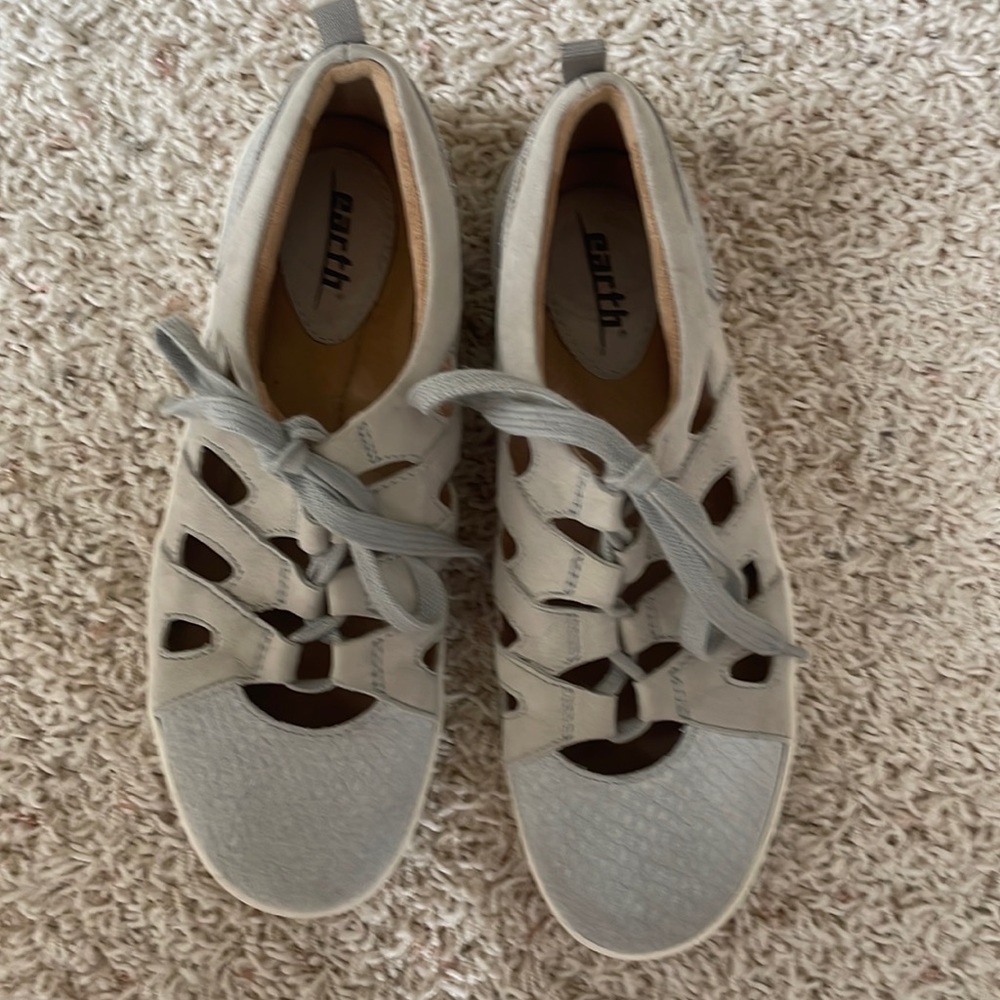 Women’s Mulberry suede sneakers by Earth Size 7B Gray Silver